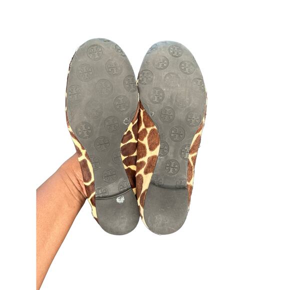 Tory Burch Reva Giraffe Print Gold Logo Round Toe Slip On Ballet Flat Size 7 1/2 - Picture 10 of 10